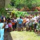 31- Les enfants font la queue pour le repas de mariage 